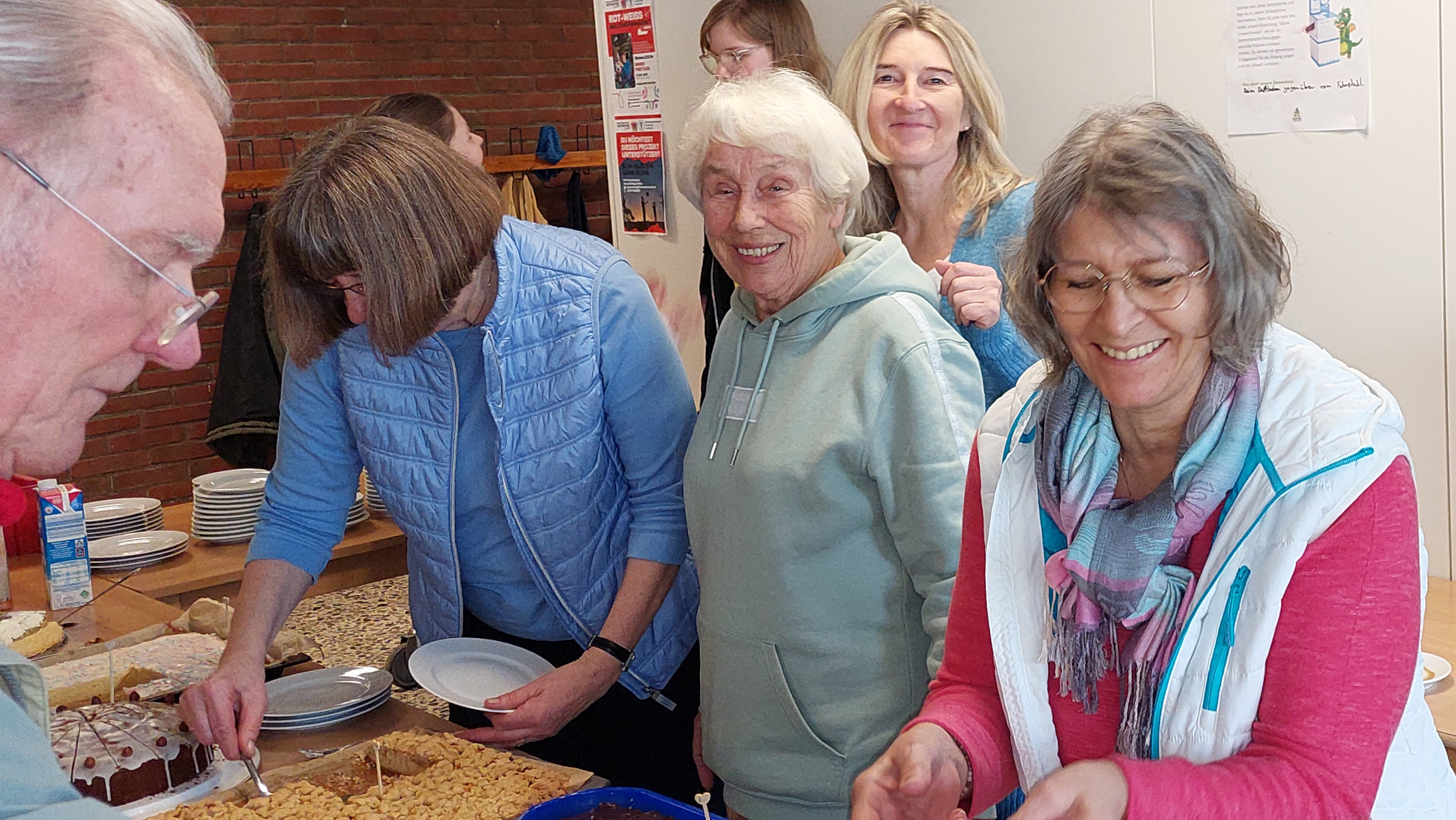 Elke, Inka, Claudia und Ute verwöhnen die Gäste mit Köstlichkeiten aus dem Backofen.