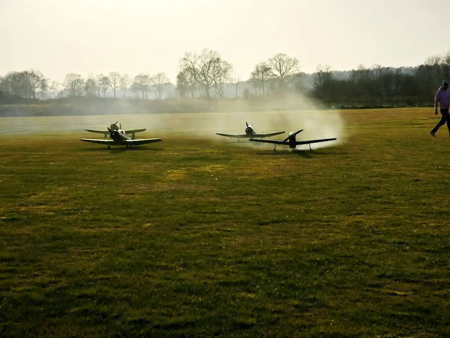 Vier &quot;Warbirds&quot; sind stehen zum Abheben bereit.