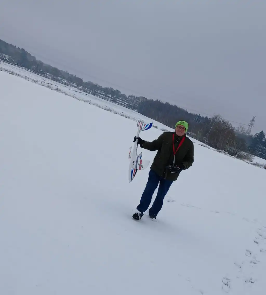 Reiner hat auch im Winter Spaß auf dem Modellflugplatz.