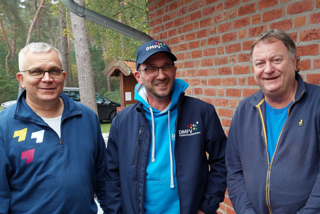 Die Gebietsbeauftragten Niedersachsen 1. Ilja Olomski (links) und Horst Krüger (rechts). In der Mitte der Vizepräsident des DMFV Marc Dallek.