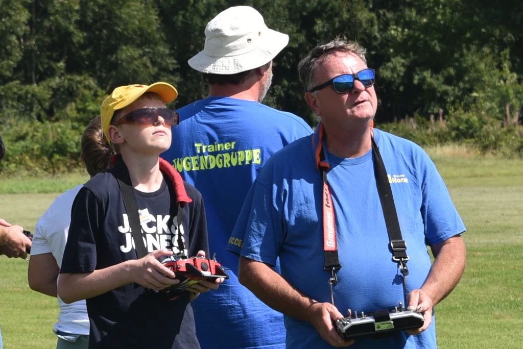 Fluglehrer und -schüler haben das Flugmodell und den Luftraum im Blick.