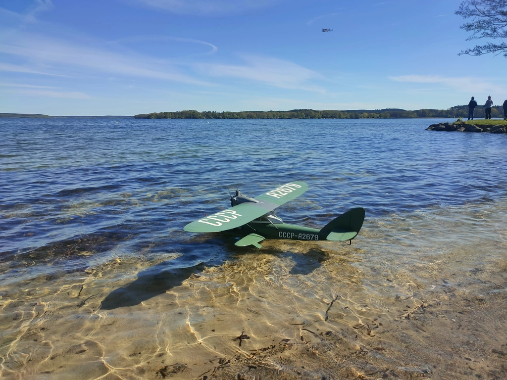 Flugboot mit sojwetischer Kennung am Ufer in Plau am See.