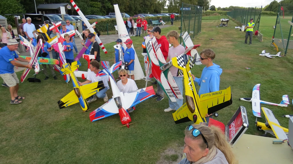 Die Teilnehmer an den regionalen Meisterschaften 2025 präsentieren ihre Wettbewerbsmodelle.