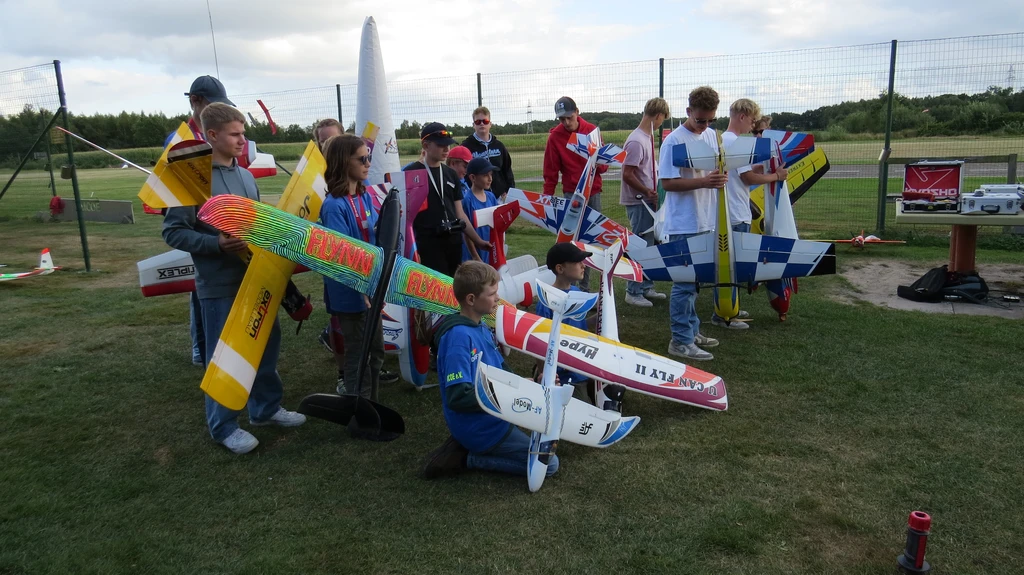 Die Teilnehmer an den regionalen Meisterschaften 2025 präsentieren ihre Wettbewerbsmodelle.