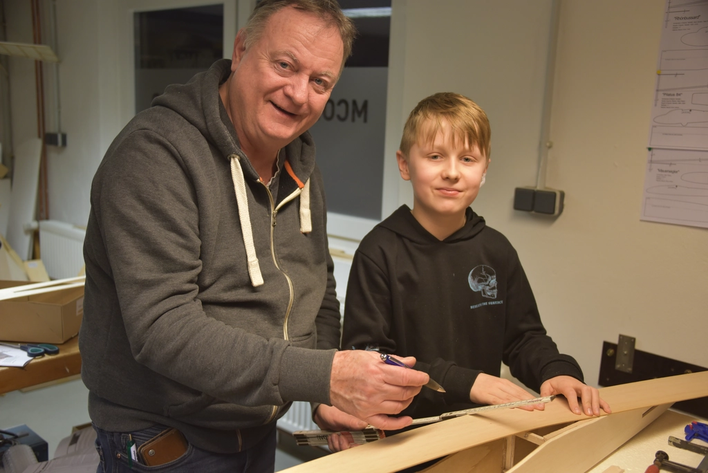 Leo arbeitet unter Horsts fachkundiger Anleitung am Jonny.