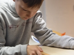 Jonny - Schleifarbeiten an der Tragfläche. Hier wird später die Nasenleise montiert.