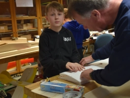 Jonny - das Kabel für das Querruderservo wird in die Tagflächenhäfte eingelegt