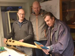 Jonny - Besuch im Hangar. Jochen und Siegbert lassen sich von Michael (l) die Arbeiten der Jugendgruppe präsentieren.