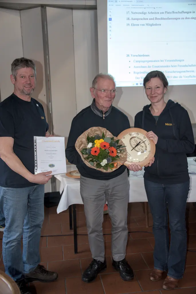 Olaf und Nicole nehmen die Ehrung von Joachim vor.