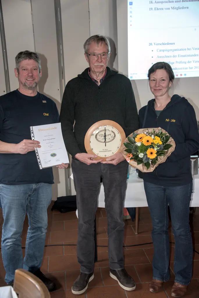 Olaf und Nicole nehmen die Ehrung von Uwe vor.